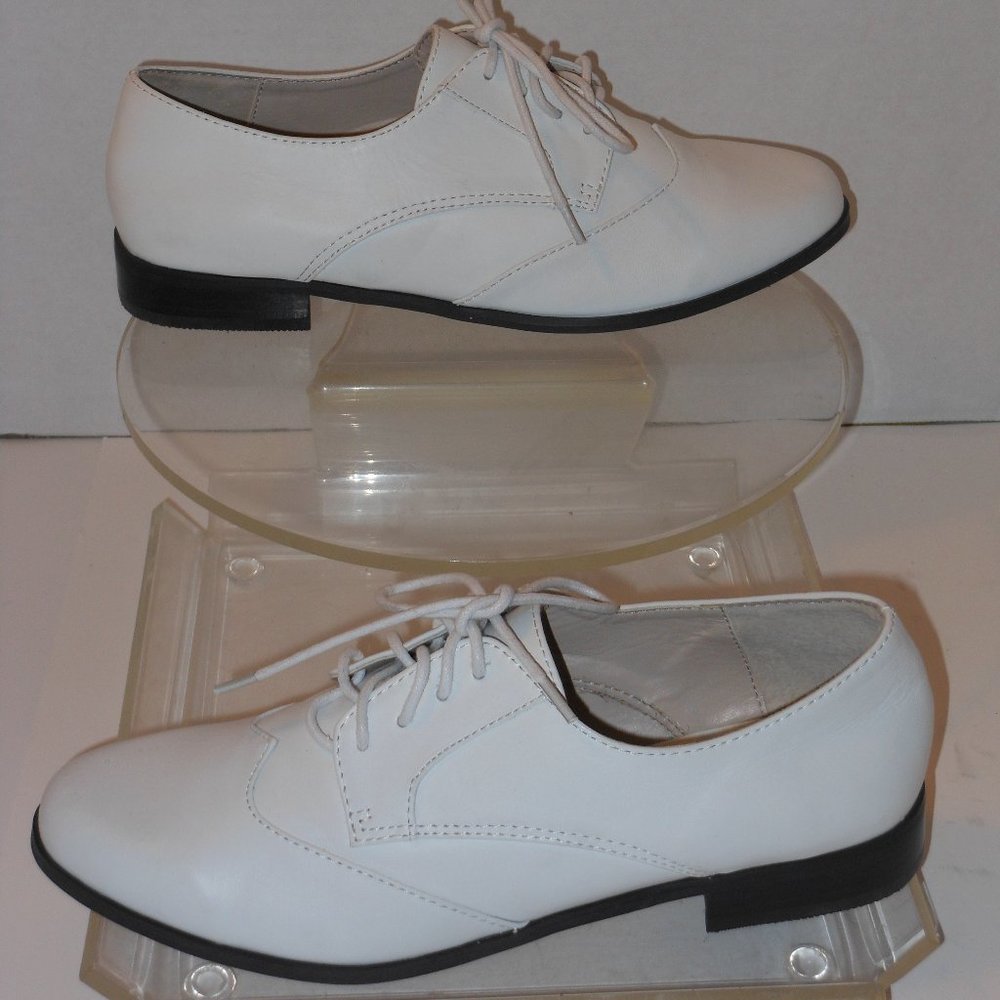 SHOEMINT WHITE LEATHER LACE UP SHOES SIZE 1O MEDIUM